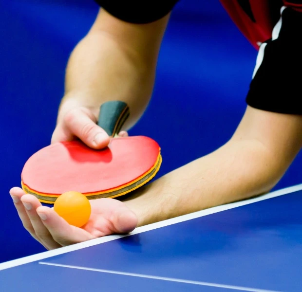 Tischtennisspieler beim Aufschlag